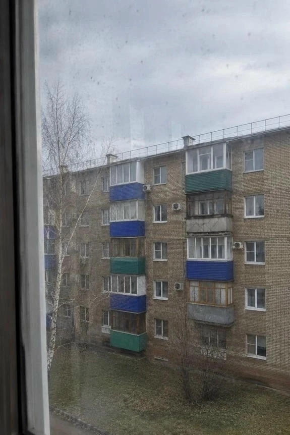 Здравствуйте, какой-то непонятный осадок на окнах Салавата. Кто-то знает что это? Вытир...