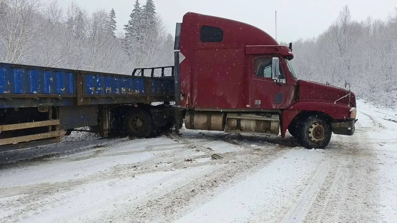Фура перегородила трассу из-за выпавшего снега
