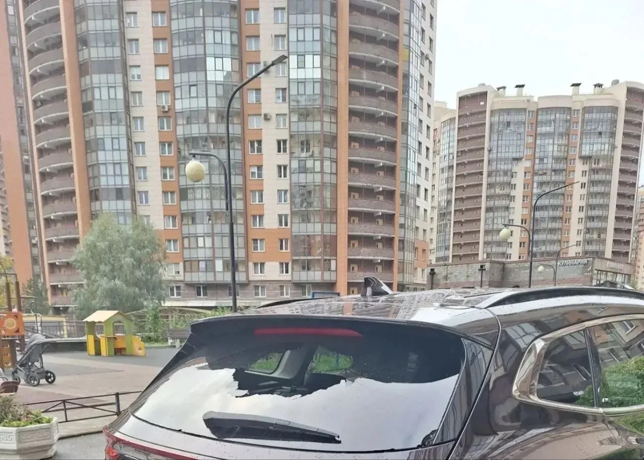 🚨 В ЖК «Юбилейный квартал» на проспекте Королёва, 65 с высоты летят бутылки и стаканы ...