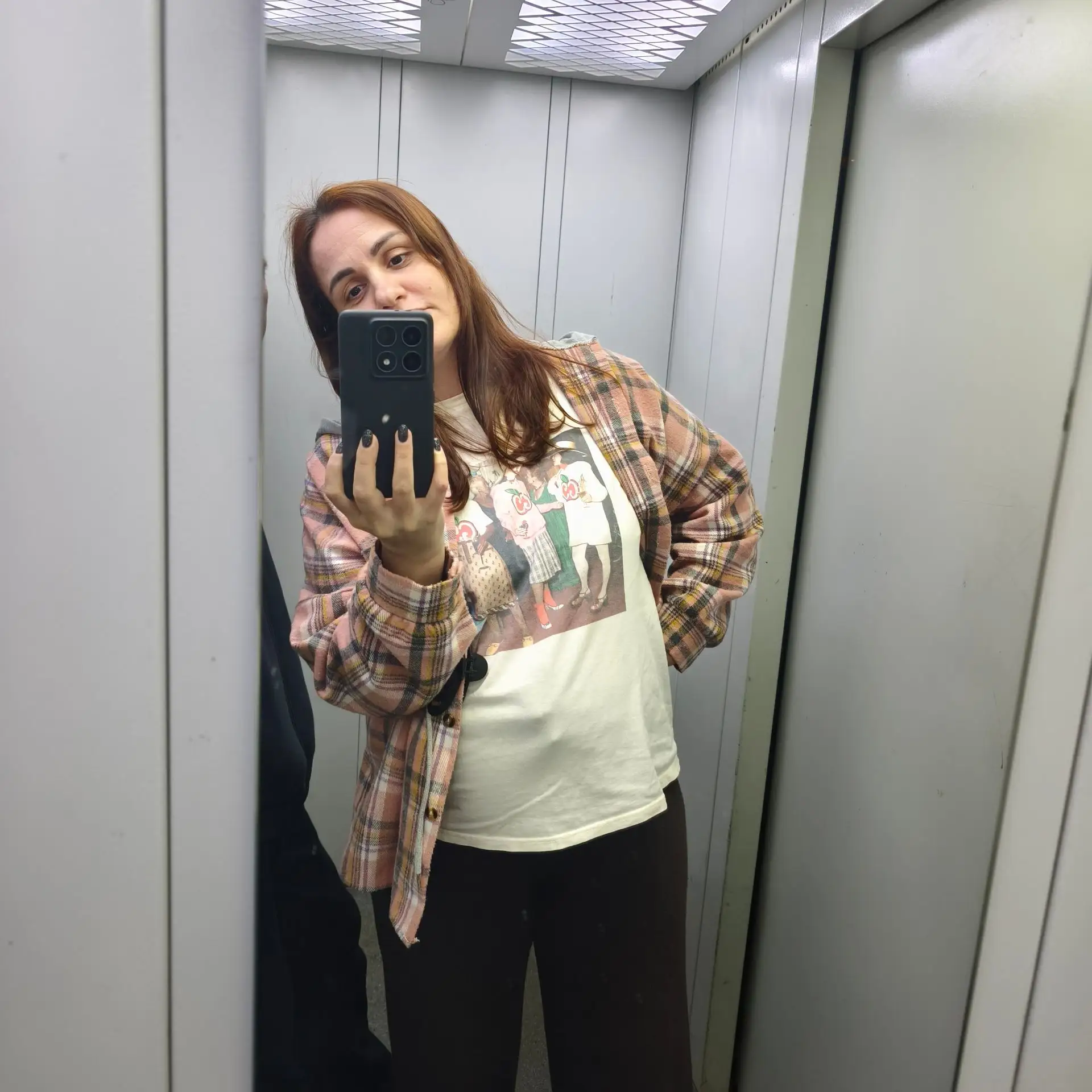Какие-то рандомные фотки в лифте , с чумазым зеркалом 🤣