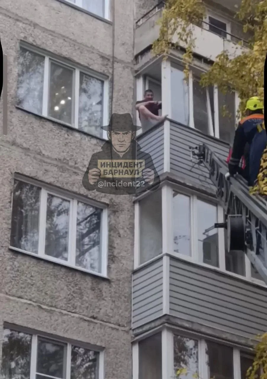⚠️ В Барнауле мужчина собирался прыгнуть с пятого этажа