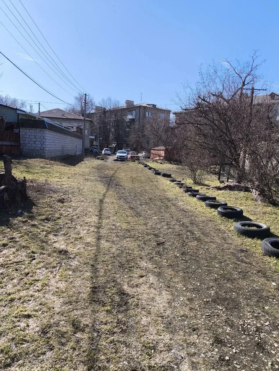 Продам в Центре Луганска земельный участок 3,5 соток. Ул. Карла Маркса, р-н школы № 7. ...