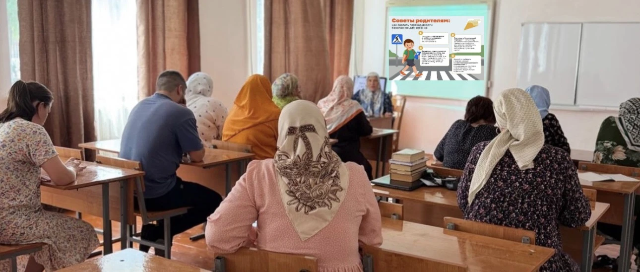 В рамках недели безопасности дорожного движения (БДД) директор школы Хатуева Т.К. прове...