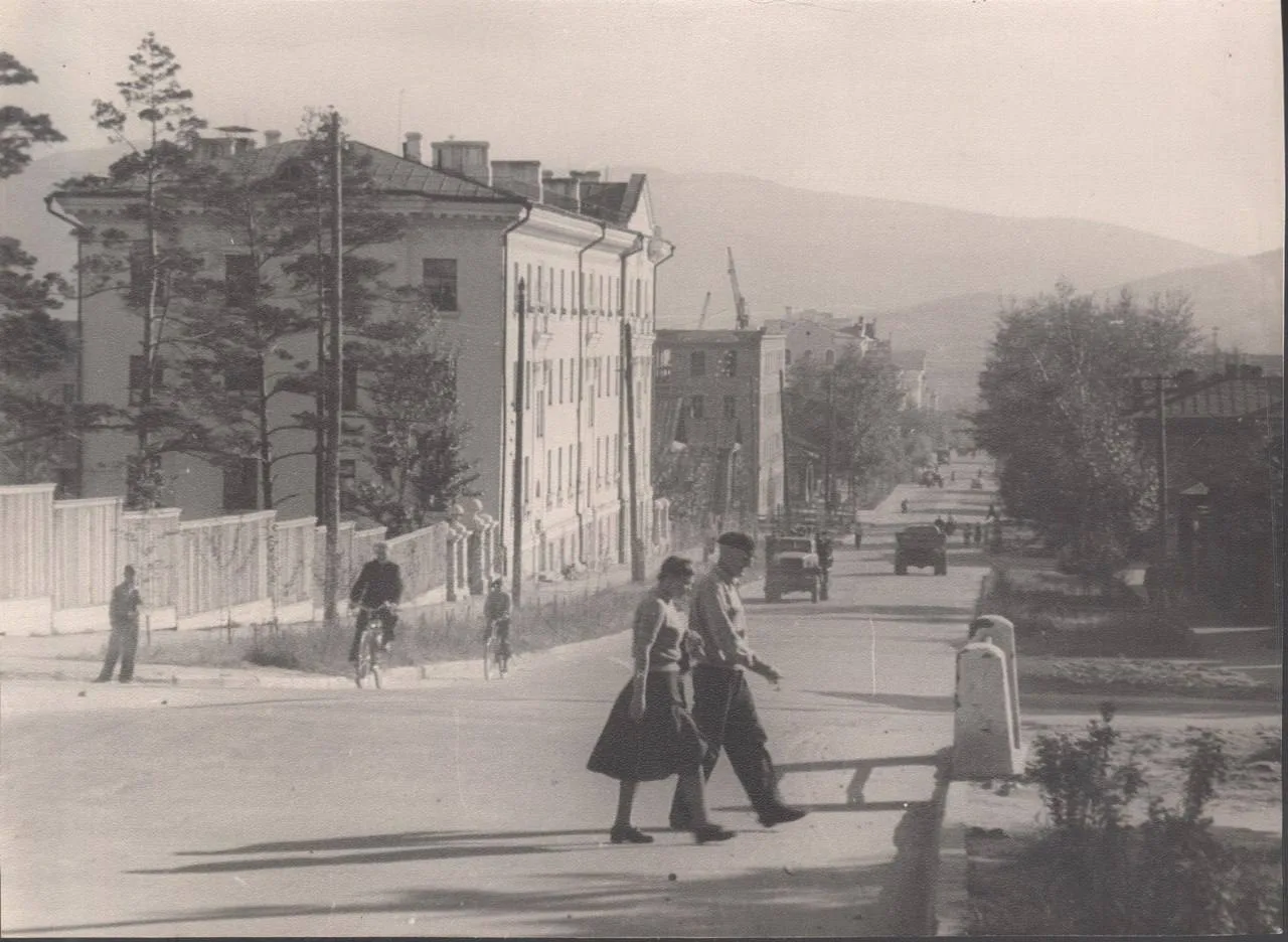 🛣️ Улица Ленинградская в конце 1950-х годов: вид от улицы Балябина в сторону Бабушкина.
