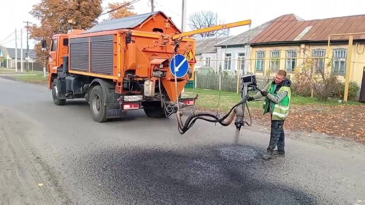 🚧 В воронежском микрорайоне Краснолесный ремонтируют дороги.