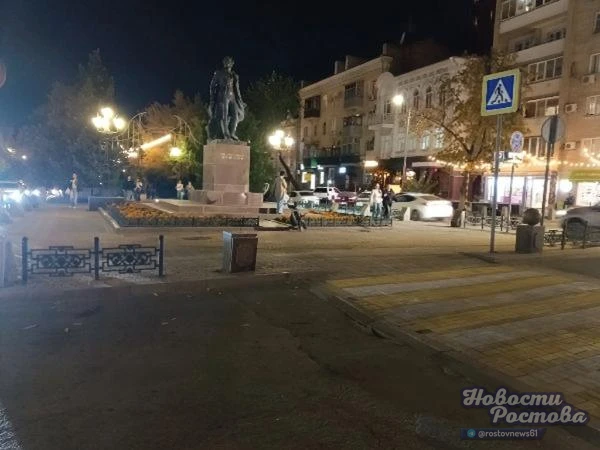 В центре Ростова жители пожаловались на повреждённые украшения Пушкинской площади
