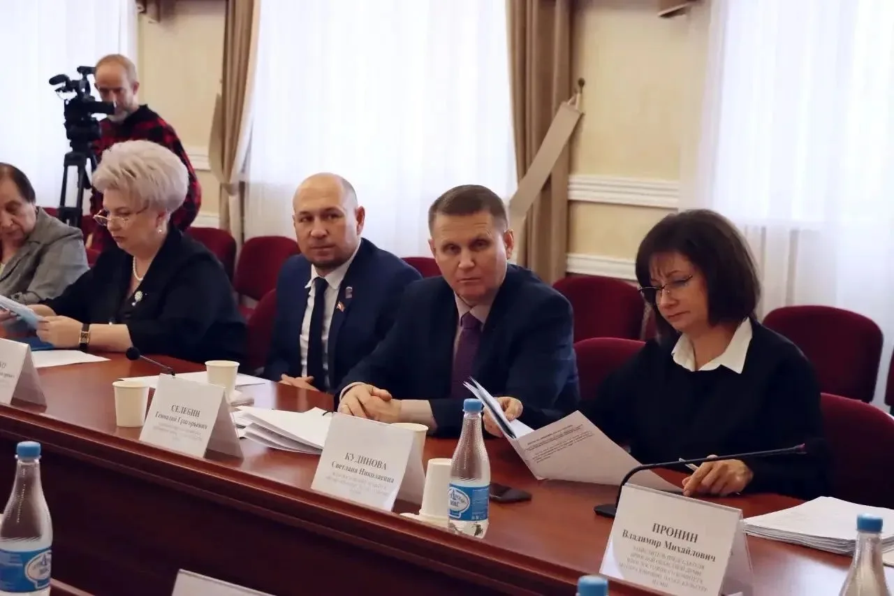 Директор Библиотеки им. Ф.И. Тютчева, депутат Брянской областной Думы Г.Г. Селебин прин...