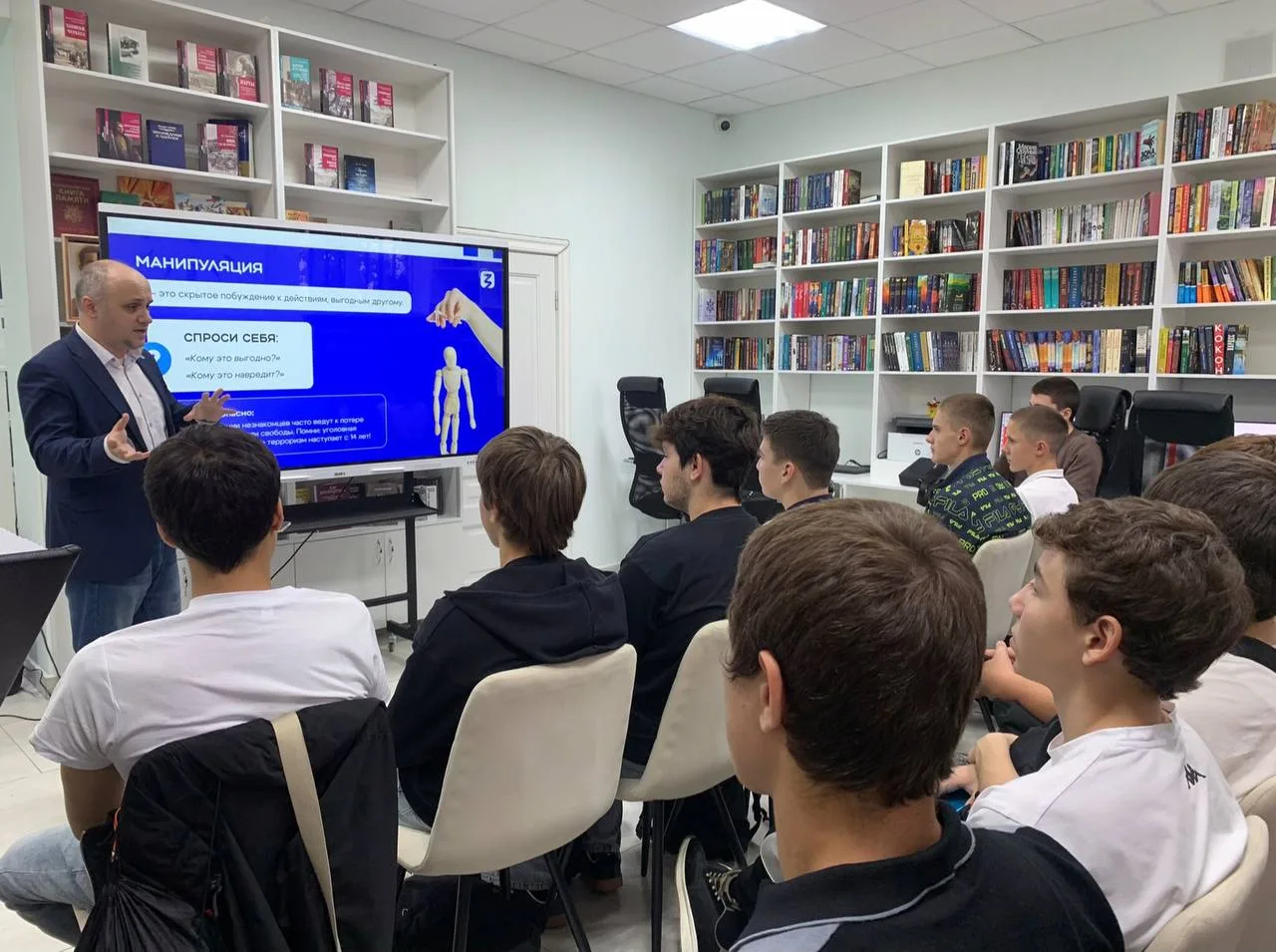 Терроризм - идеология насилия, относится к числу самых опасных и труднопрогнозируемых я...