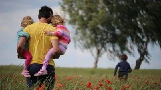 👨‍👧‍👦 В России предложили выплачивать отцам по 2 млн рублей за многодетность