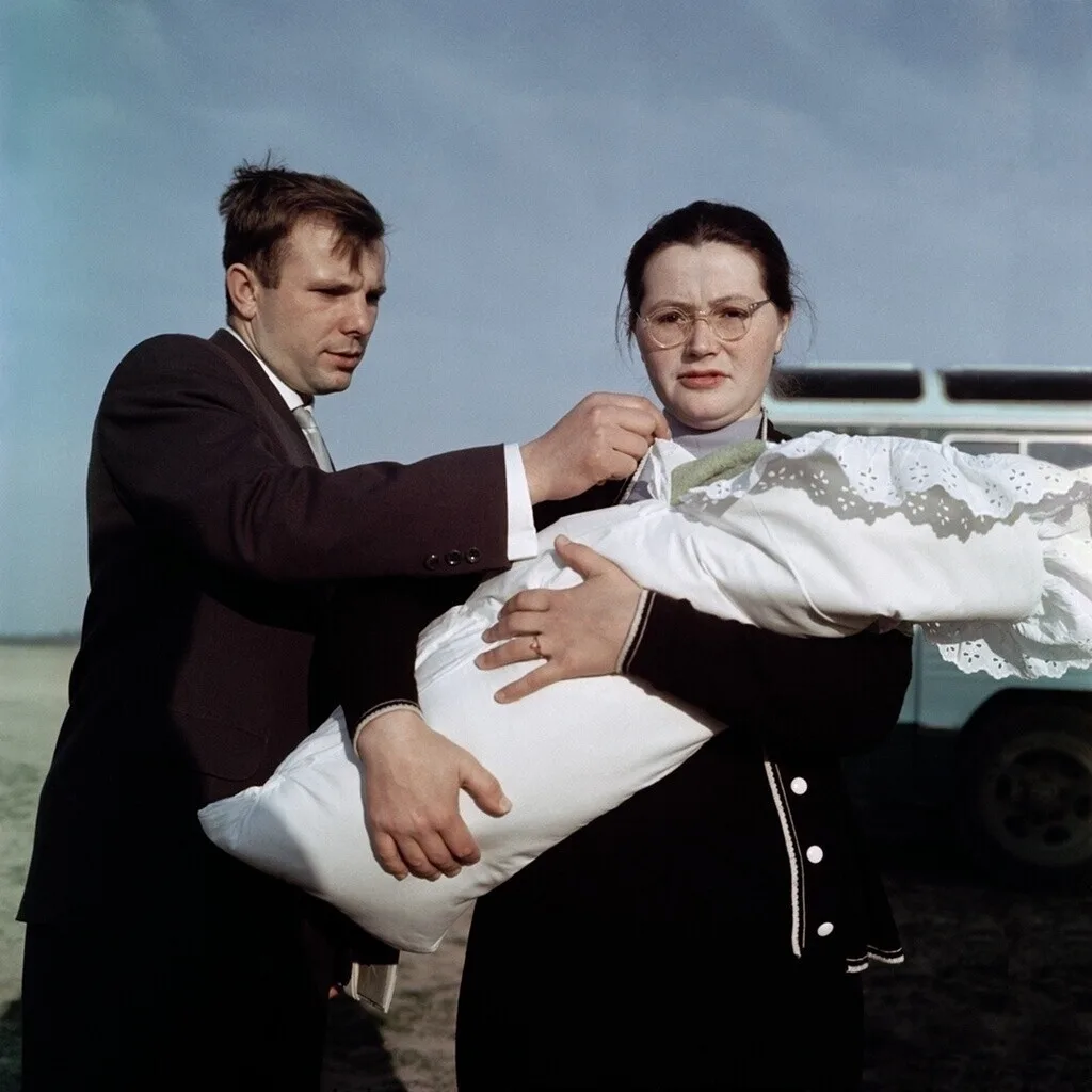 📷 Юрий Гагарин с женой Валентиной и дочерью Галиной, 1961 год