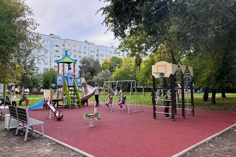 По просьбам жителей в Тольятти появились пешеходные дорожки, теннисная площадка и детск...
