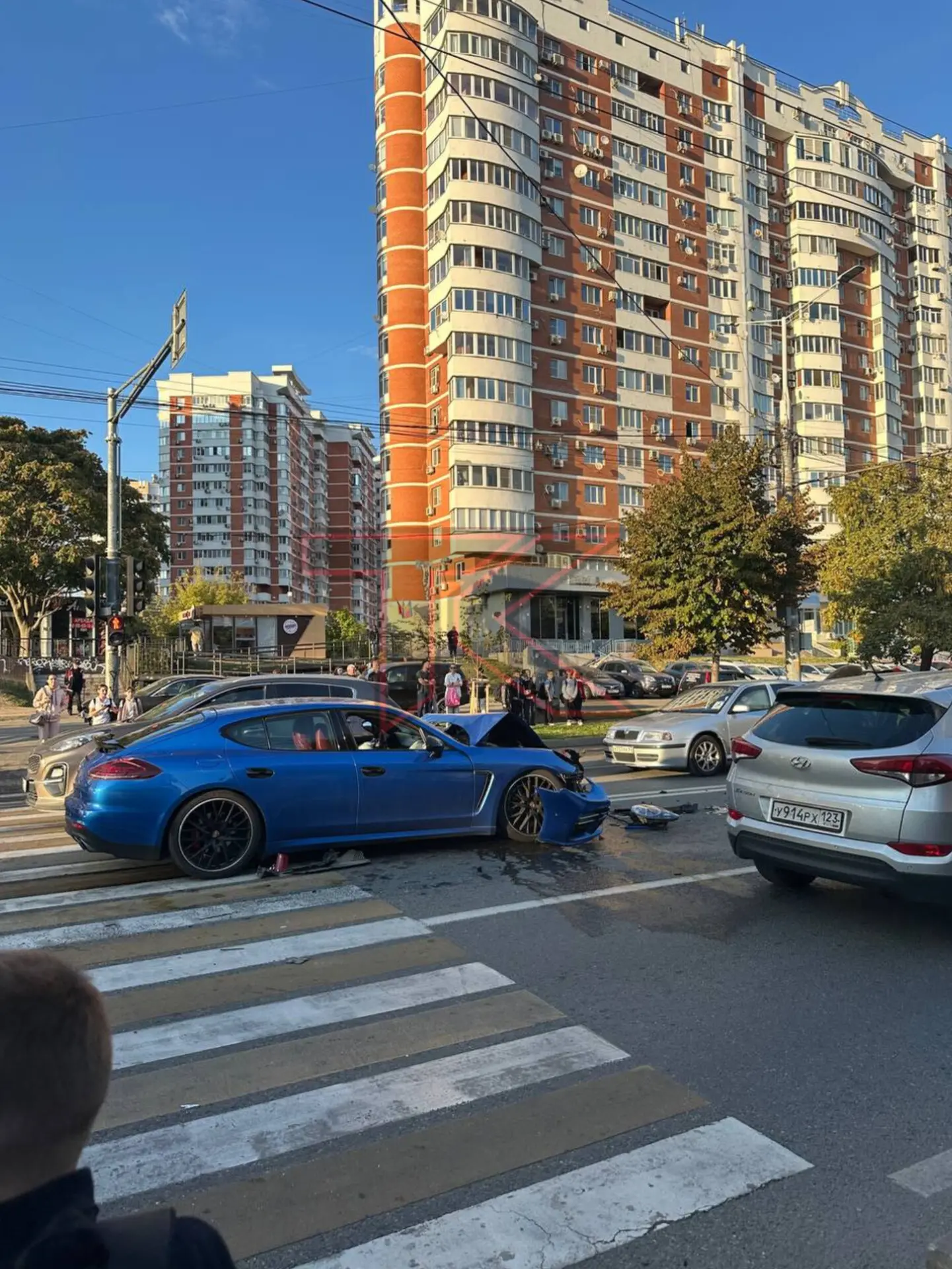 Если бы не Audi, остановившаяся на светофоре, водитель Porsche мог снести людей на пере...