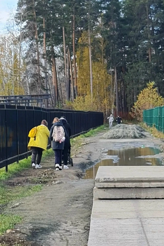 Кто-нибудь может объяснить, что происходит с пешеходной дорожкой на этом участке? Уже т...