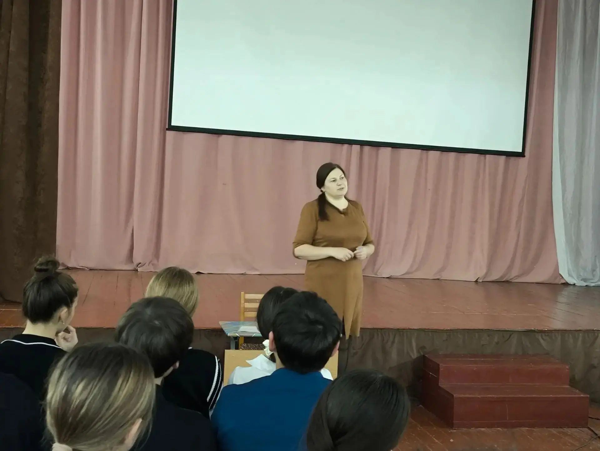 В актовом зале школы прошла интересная беседа "Финансовая грамотность потребителей при ...