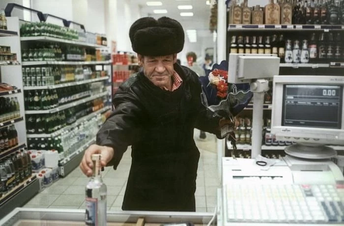 Стою на кассе, покупок много. За мной — бабушка с тележкой, а следом мужчина с чекушкой...