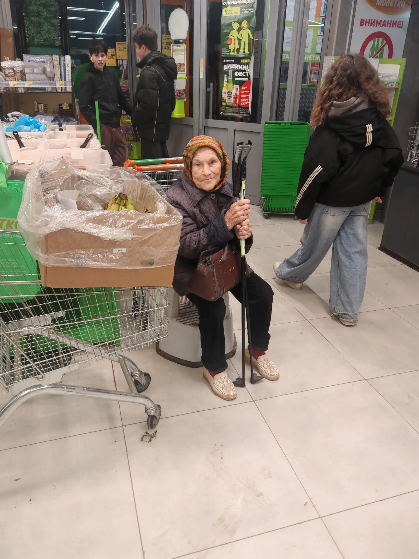 Чья бабушка, мама... Зашла в магазин, потерялась, не знает день или утро.