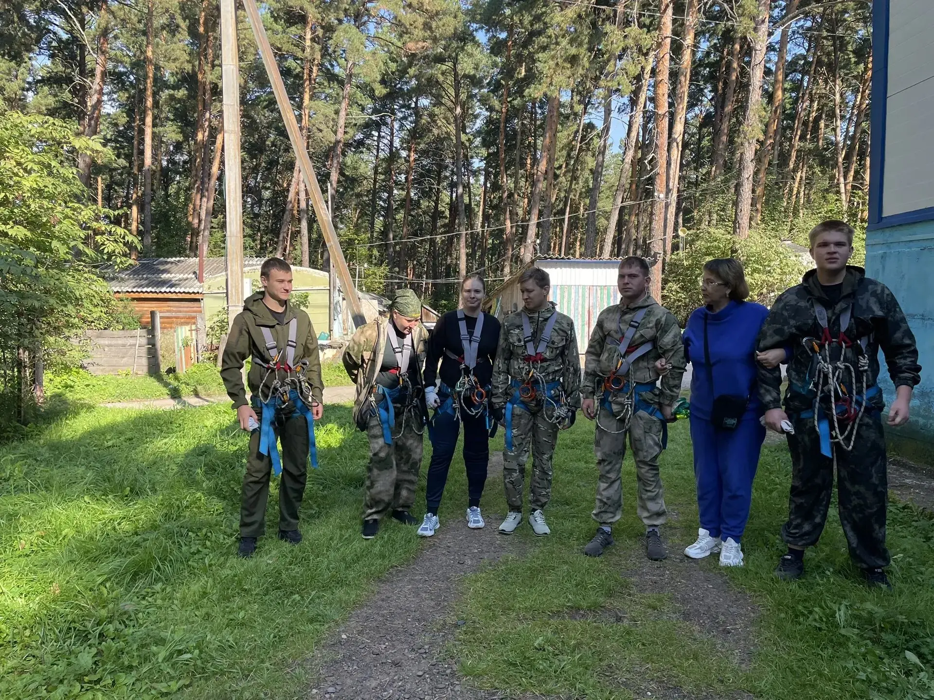 Пока школьники грызут гранит науки, педагоги решили сменить классные доски на лесные тр...