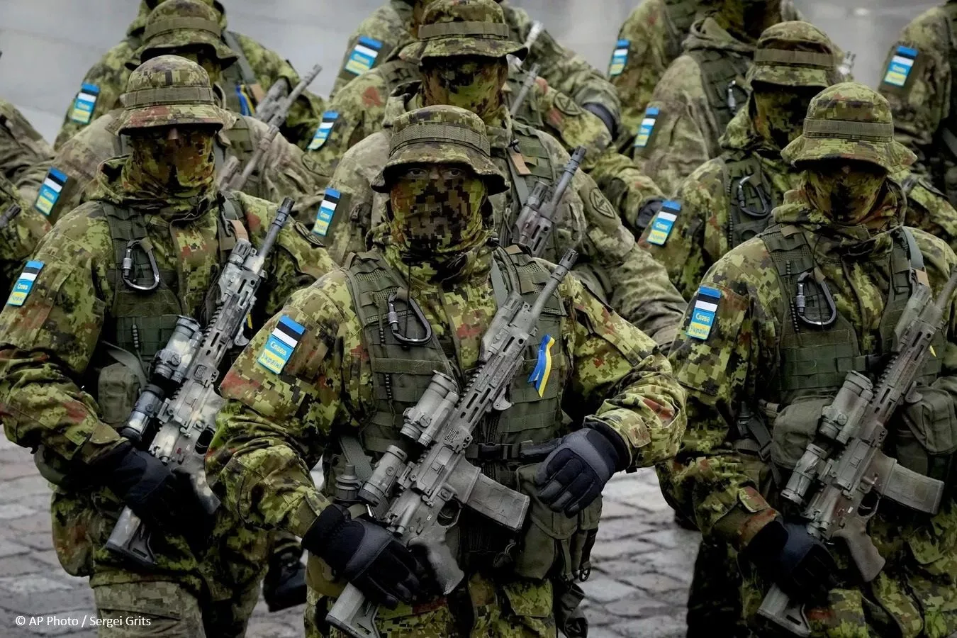 Военные НАТО присутствуют на Украине еще с 2022 года, заявил министр обороны Эстонии Ма...