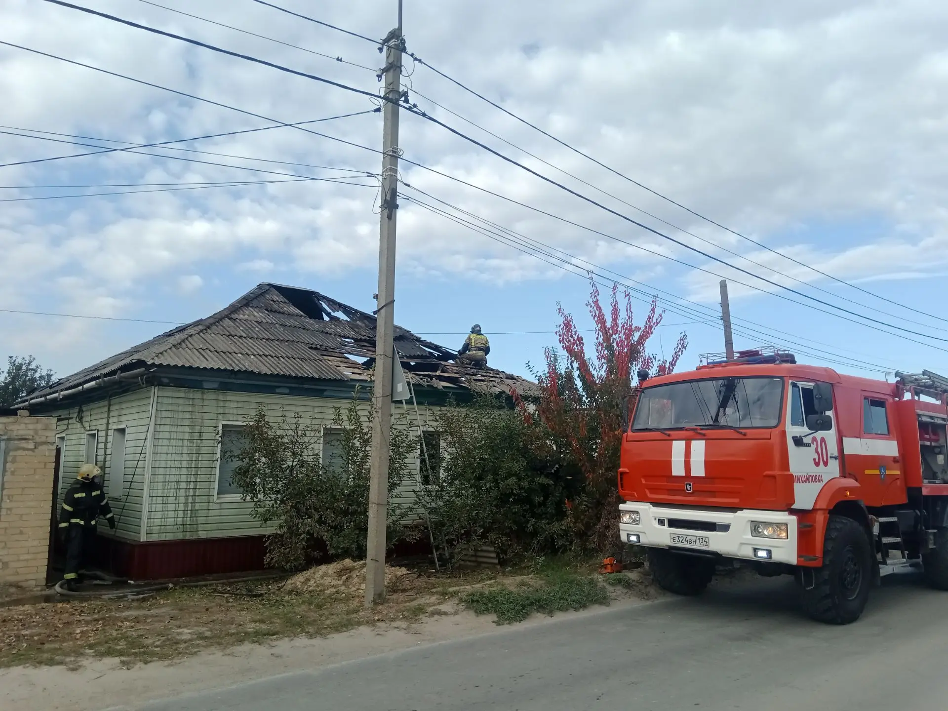 ⚡Пожарные подразделения работают на месте возгорания жилого дома на двух хозяев в г. Ми...