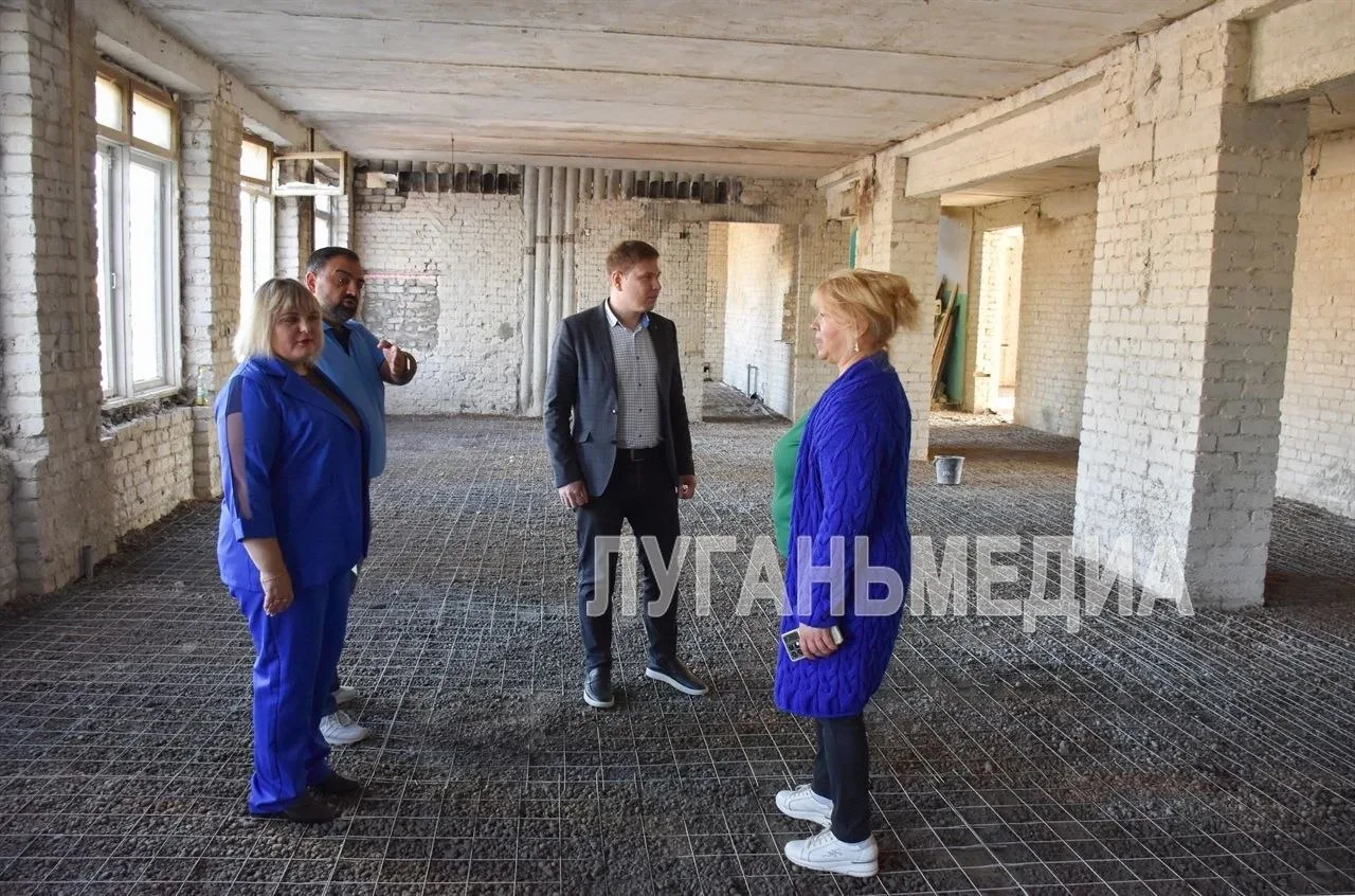 🧱В Краснолучской школе № 3 ведется ремонт актового зала и пищеблока