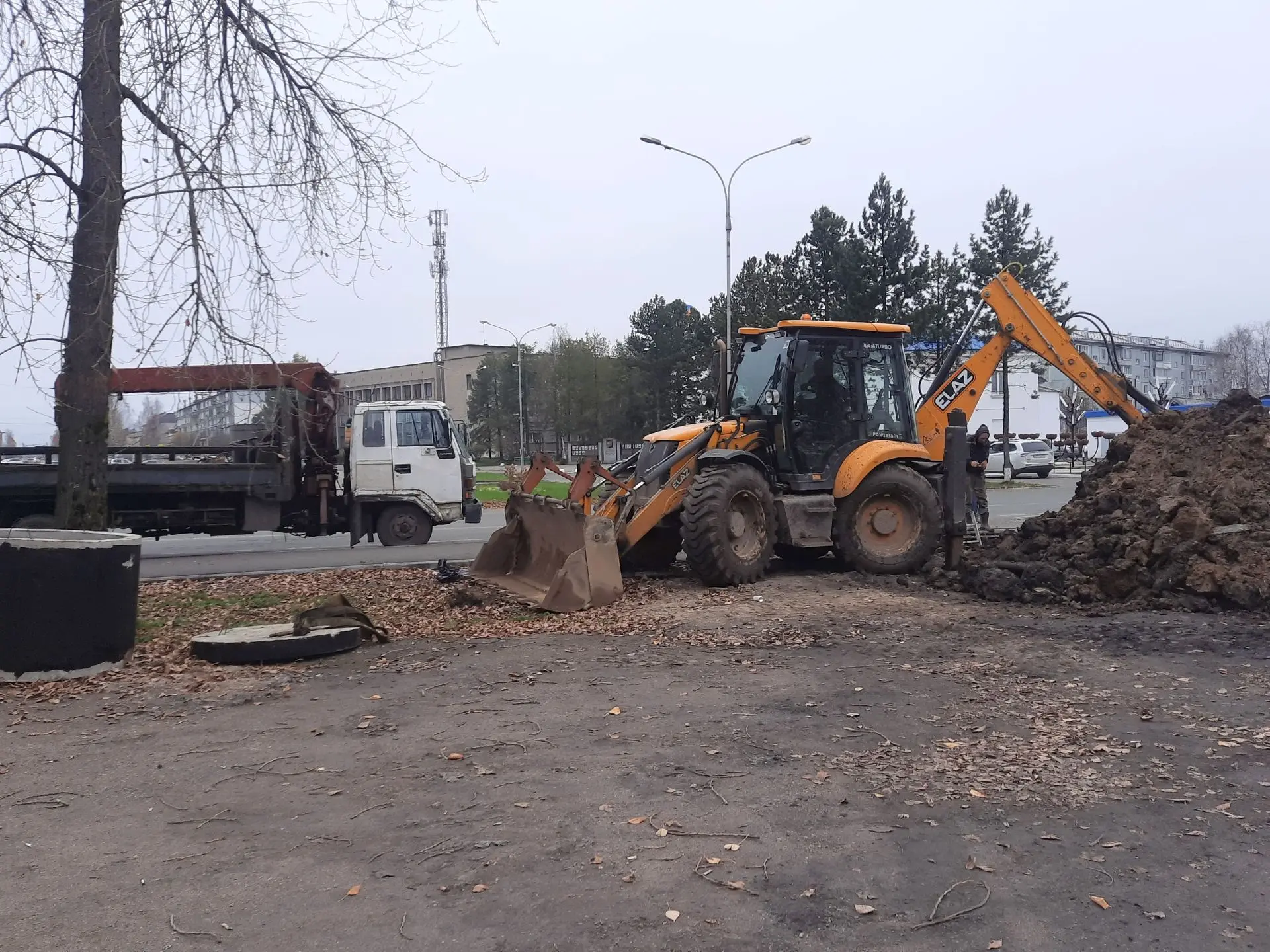 В Няндоме подрядчик капремонта сетей водоотведения демонтирует старые и ставит новые ко...