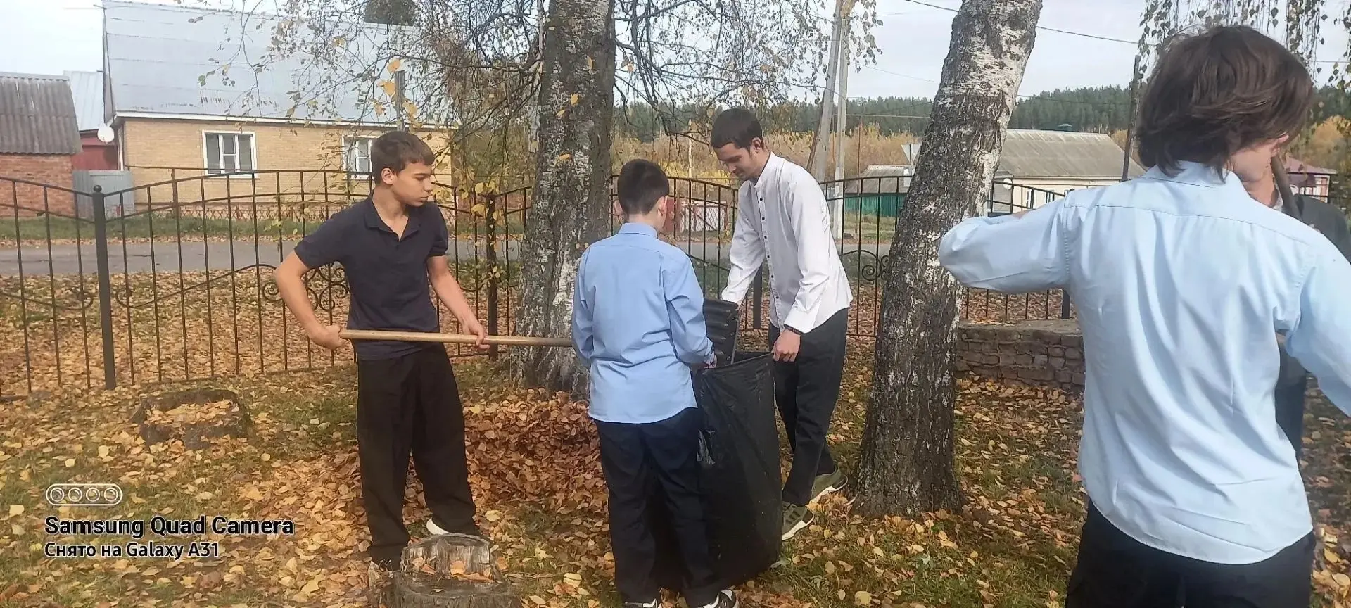 🍁🌞Сегодня выдался на удивление теплый и солнечный октябрьский день. Мальчишки 8 и 9 к...