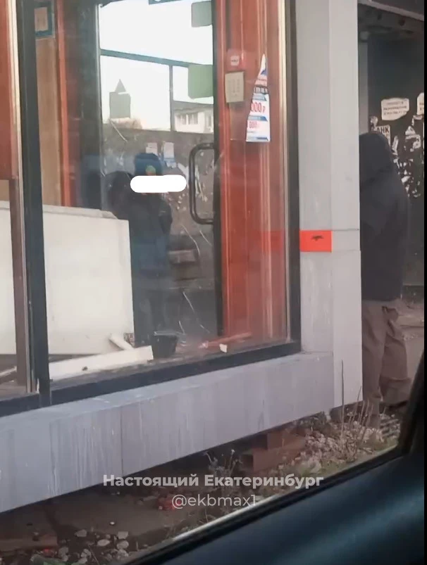 На Коммунистической, конечной остановке троллейбуса, разбивают стекла 🤯