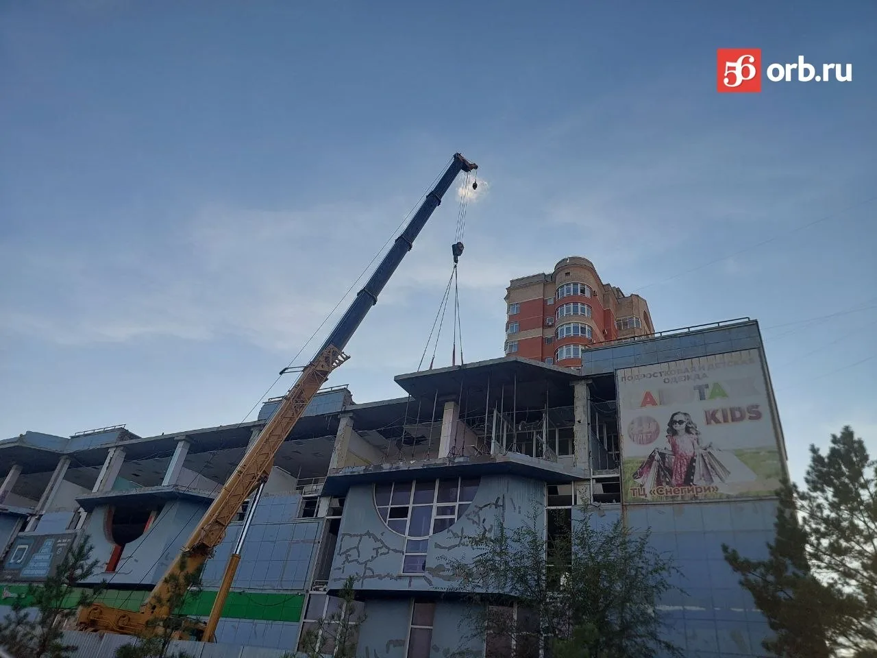 В Оренбурге разбирают ТЦ «Снегири» на улице Терешковой.