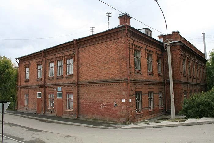 В Екатеринбурге выкупили принадлежавшее Боброву здание земской школы на набережной.