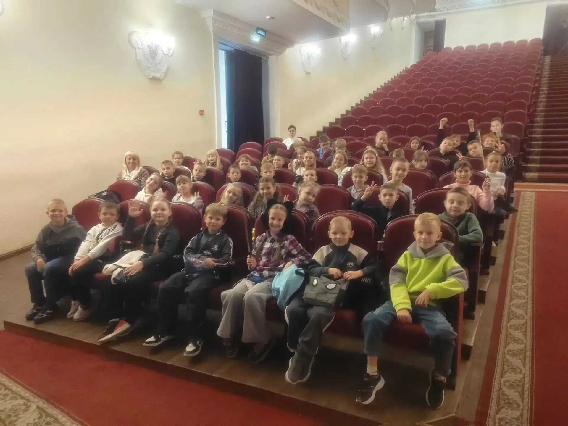 Сегодня, 14 октября, ребята 4 а и 2 а классов посетили спектакль ТЮЗа "Денискины расска...