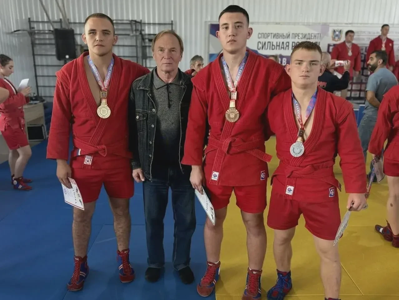 Каменские самбисты привезли три медали с чемпионата области