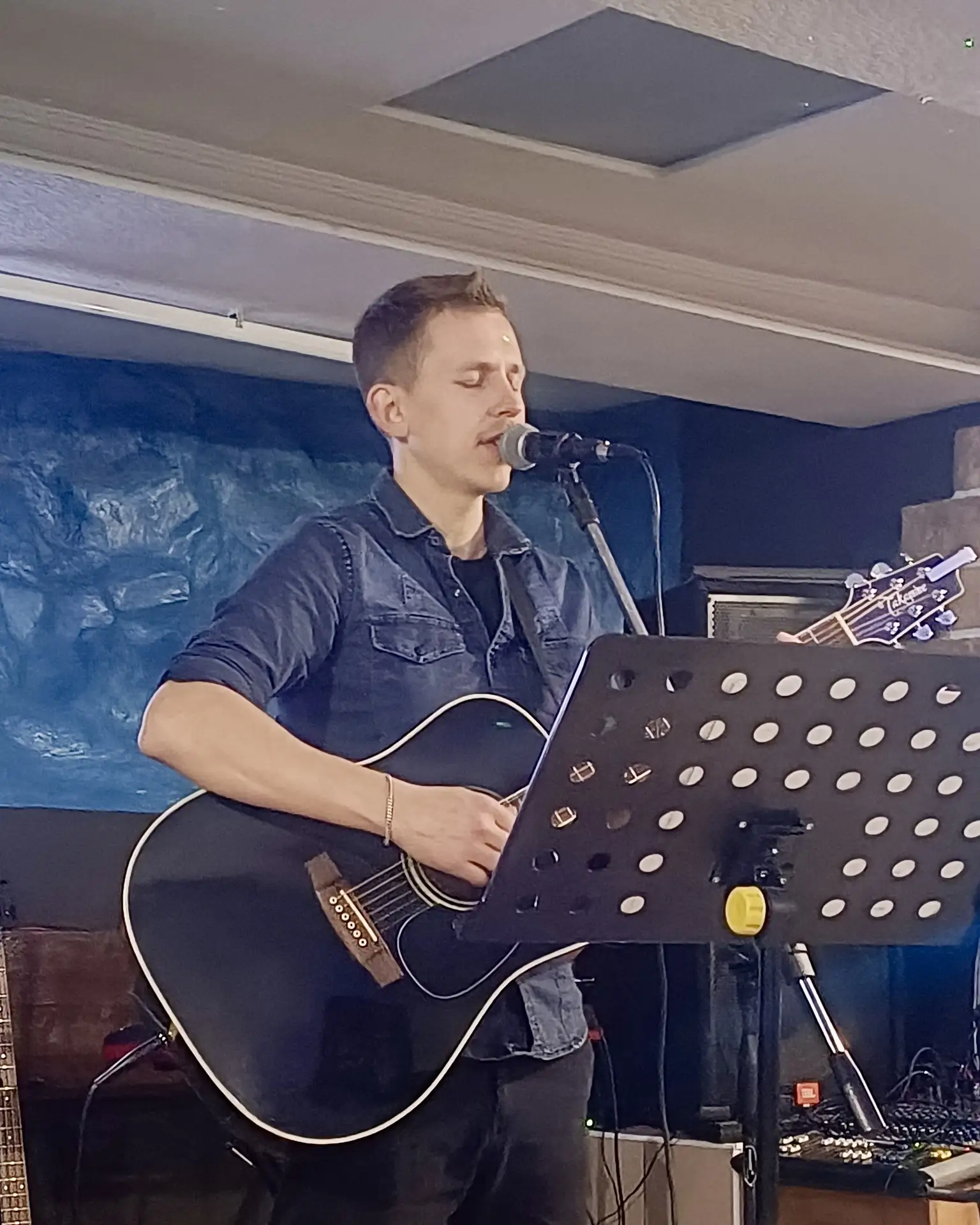 🎸Выступил с концертной программой в реабилитационном центре в Степаново.