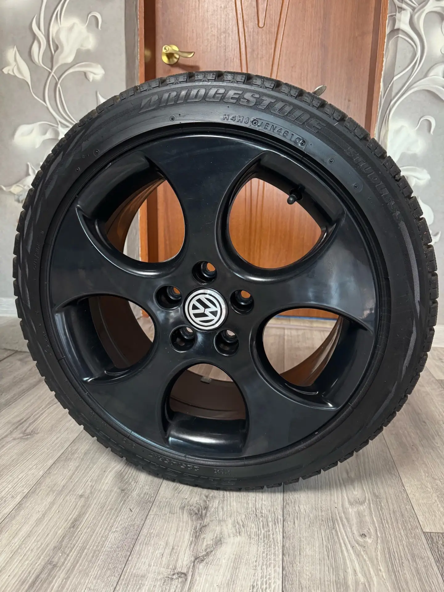 Продам комплект колес (4шт) от гольфа ориг, р17. 225/45 всесезонная 45к + торг. писать ...