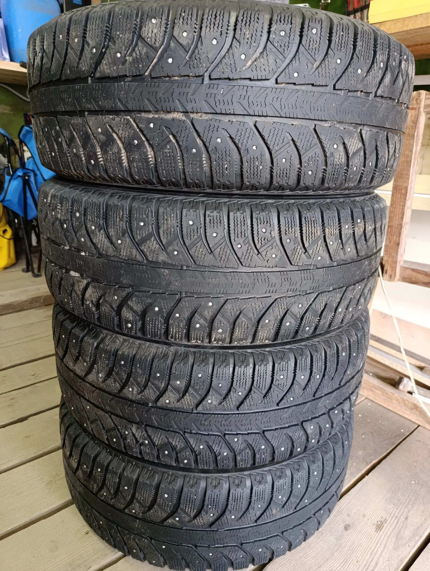 Продам зимнюю резину 205/60 R16, на сезон