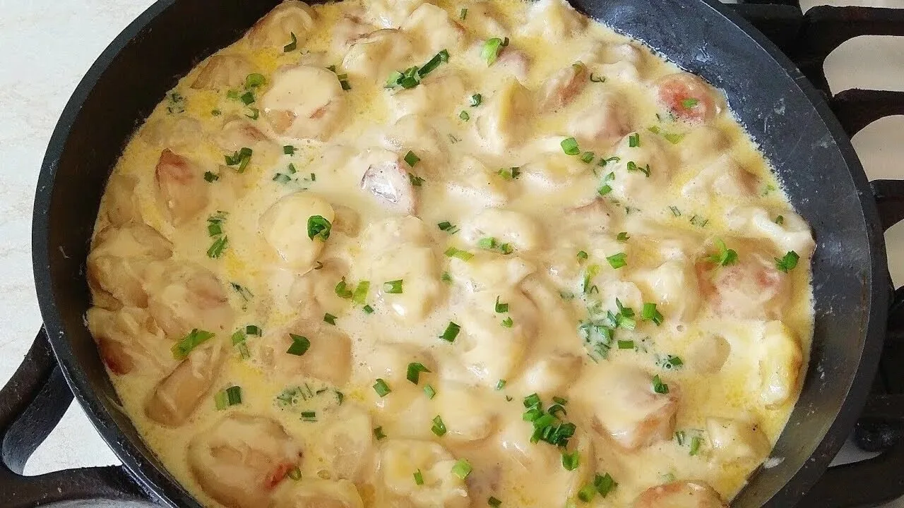 Жареные пельмени с сыром на сковороде — быстрый и вкусный вариант ужина. Существует нес...