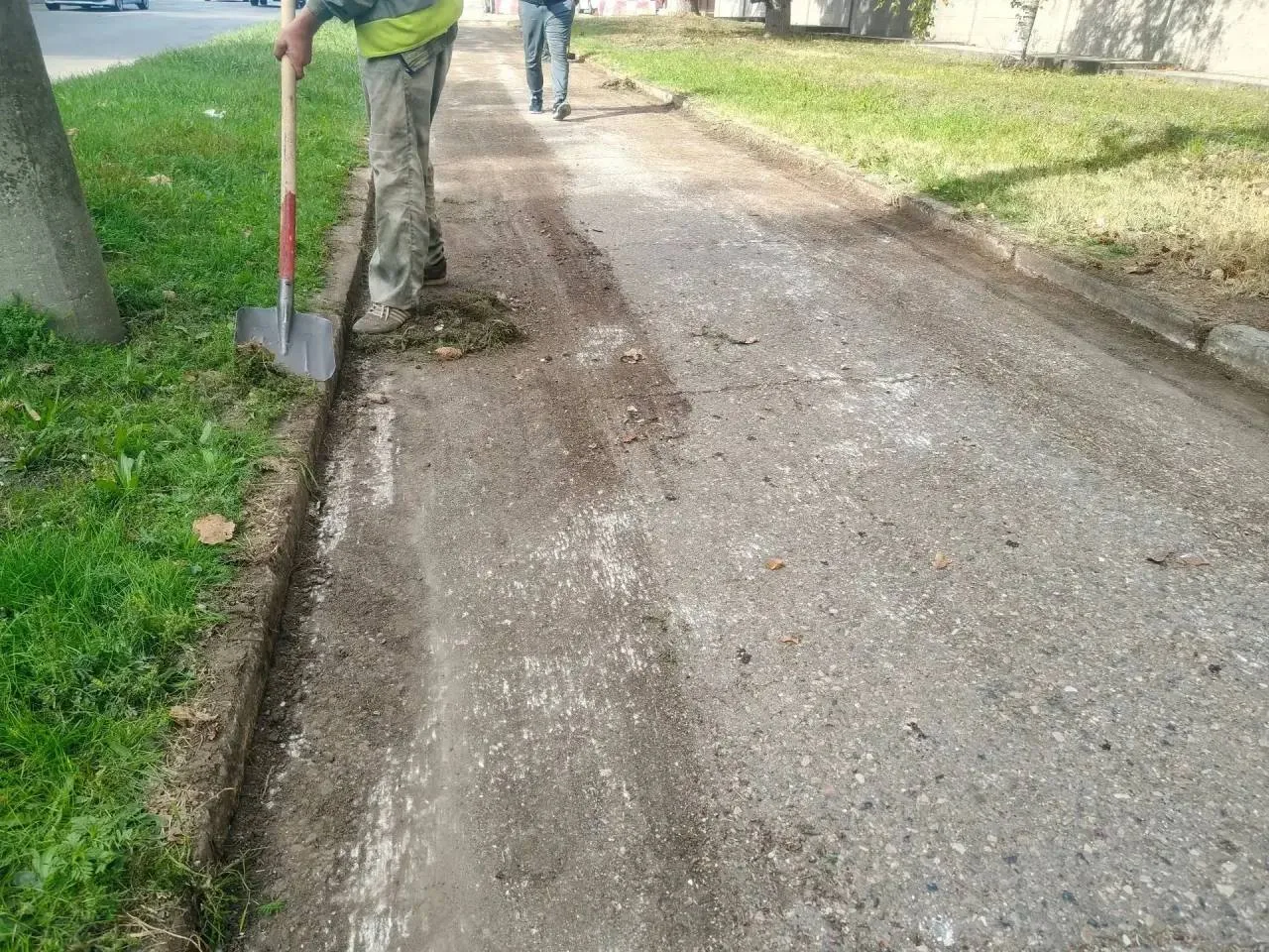 🧹 Очистка тротуара на ул. Пятигорская продолжается