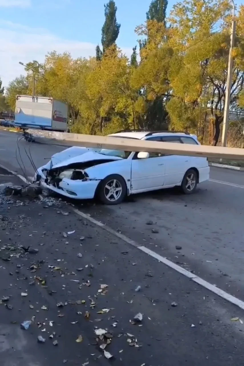 🚗 Омич на Toyota снёс фонарный столб на 6-й Шинной
