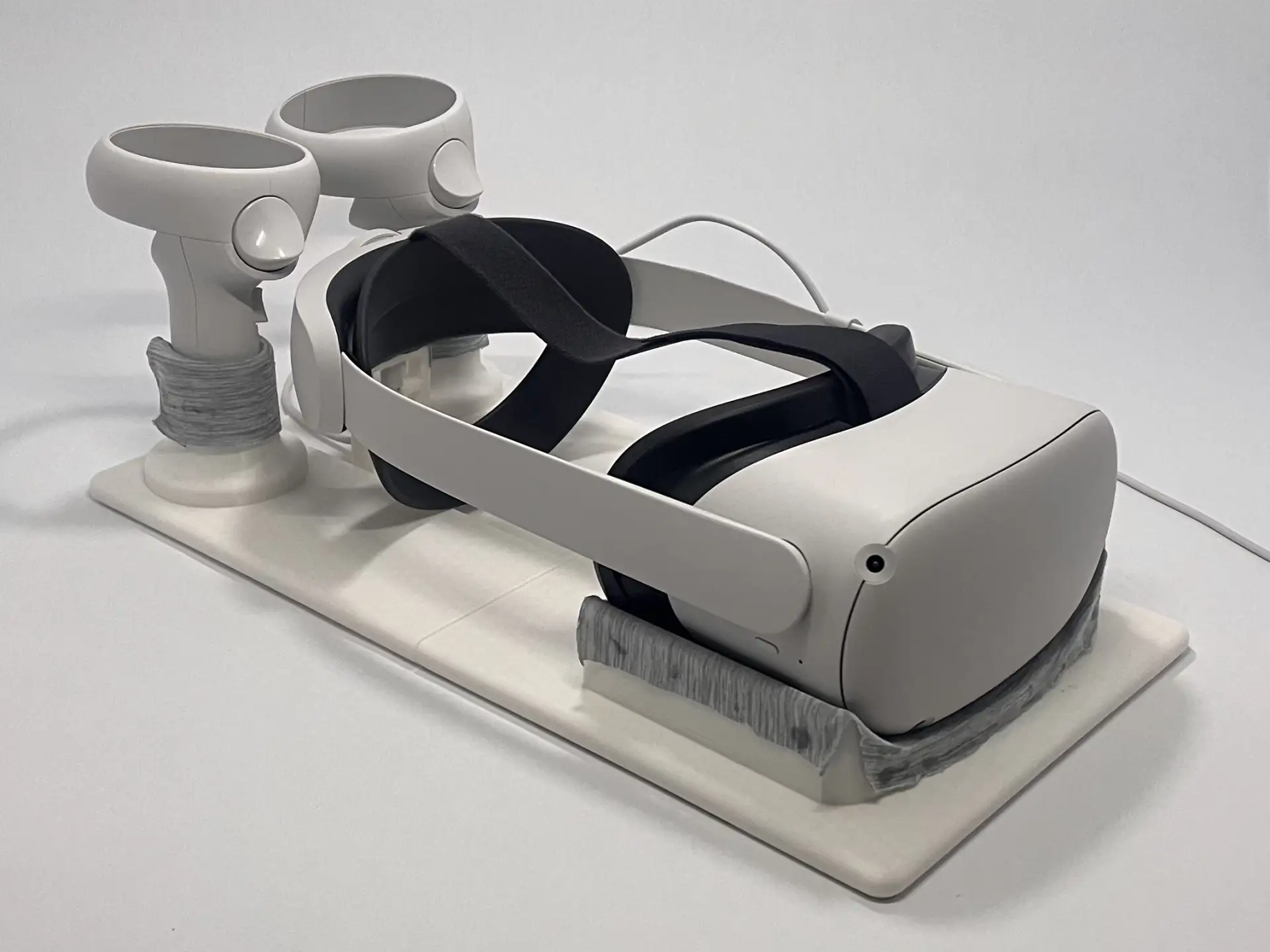 Собери всю свою VR-станцию в одном месте: держатель для шлема с батареей и контроллеров...