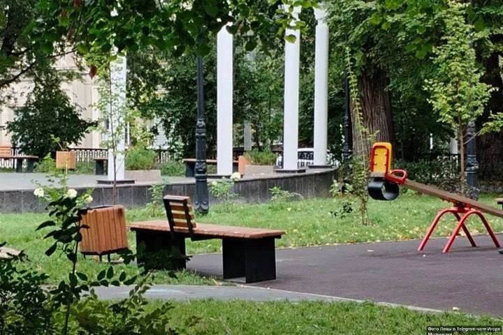 Лавочки «для избранных» заметили в сквере Первой учительницы