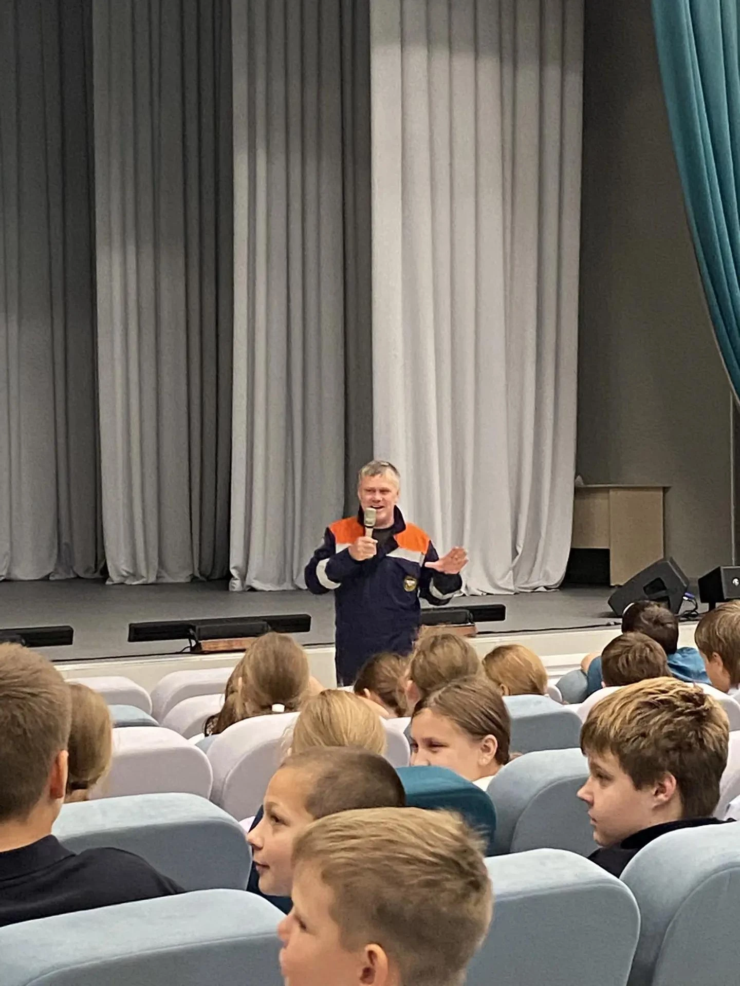 🛡️🚨📚 Всероссийский урок культуры безопасности: спасатели ПСС НСО рассказали школьник...