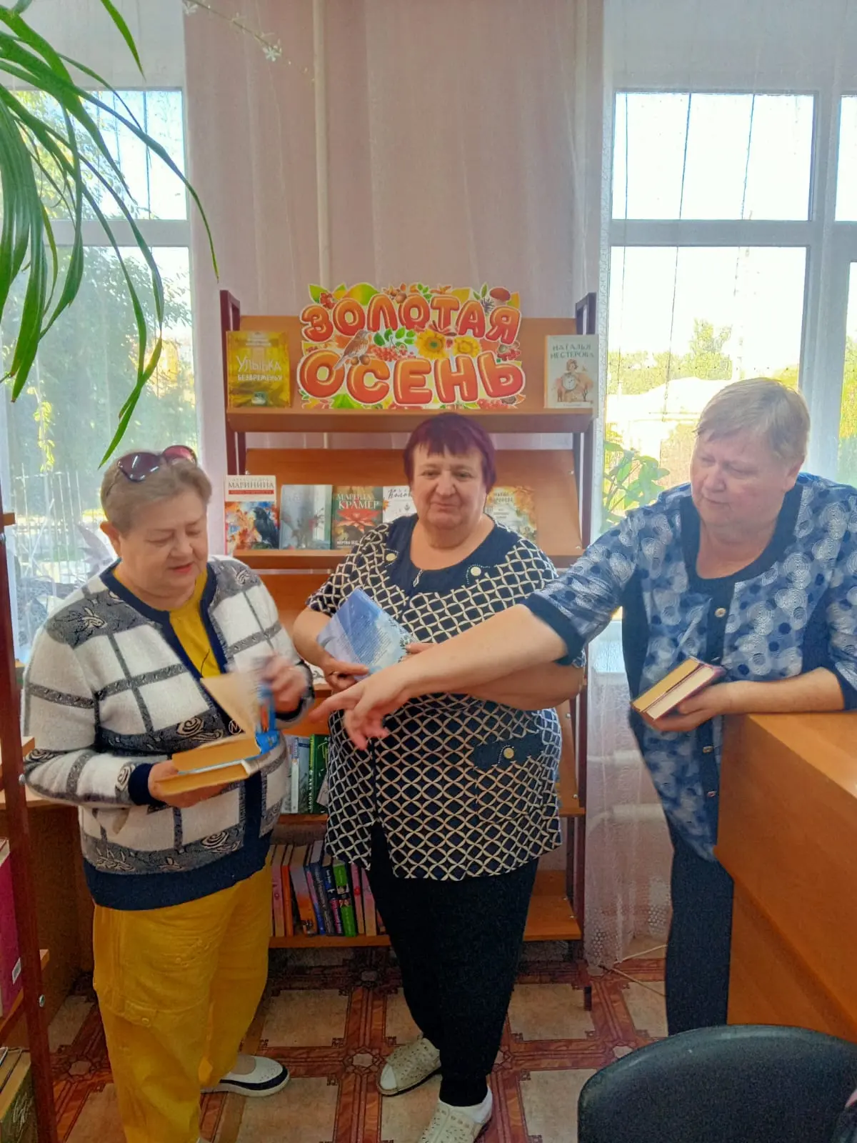В библиотеке Толстого прошла обзор-беседа «Осеннее настроение на страницах книг», где м...