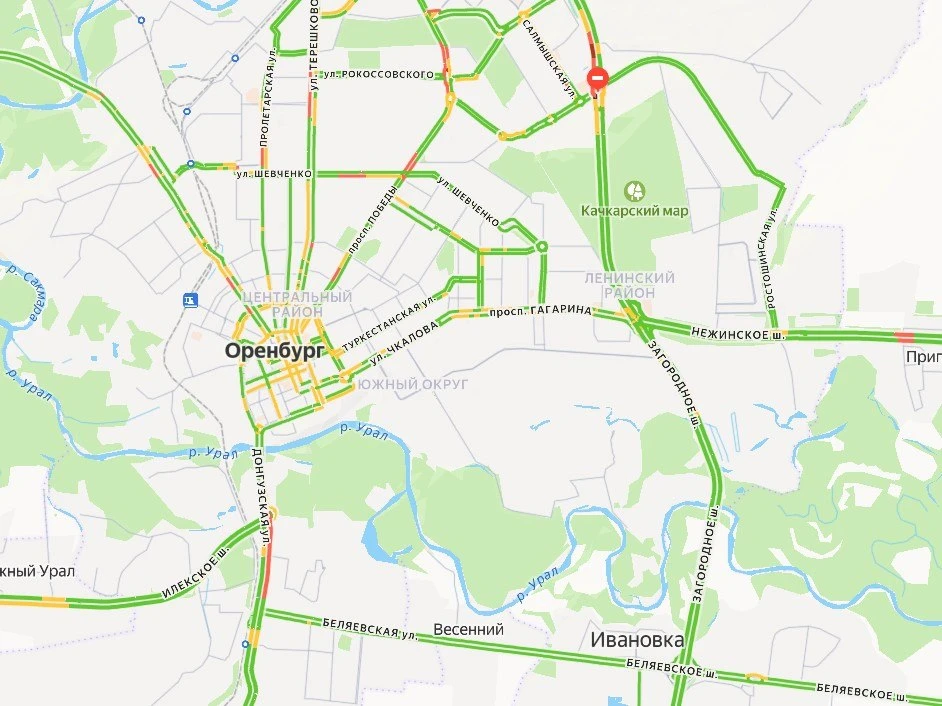 Плотных заторов на дорогах Оренбурга сегодня утром практически нет