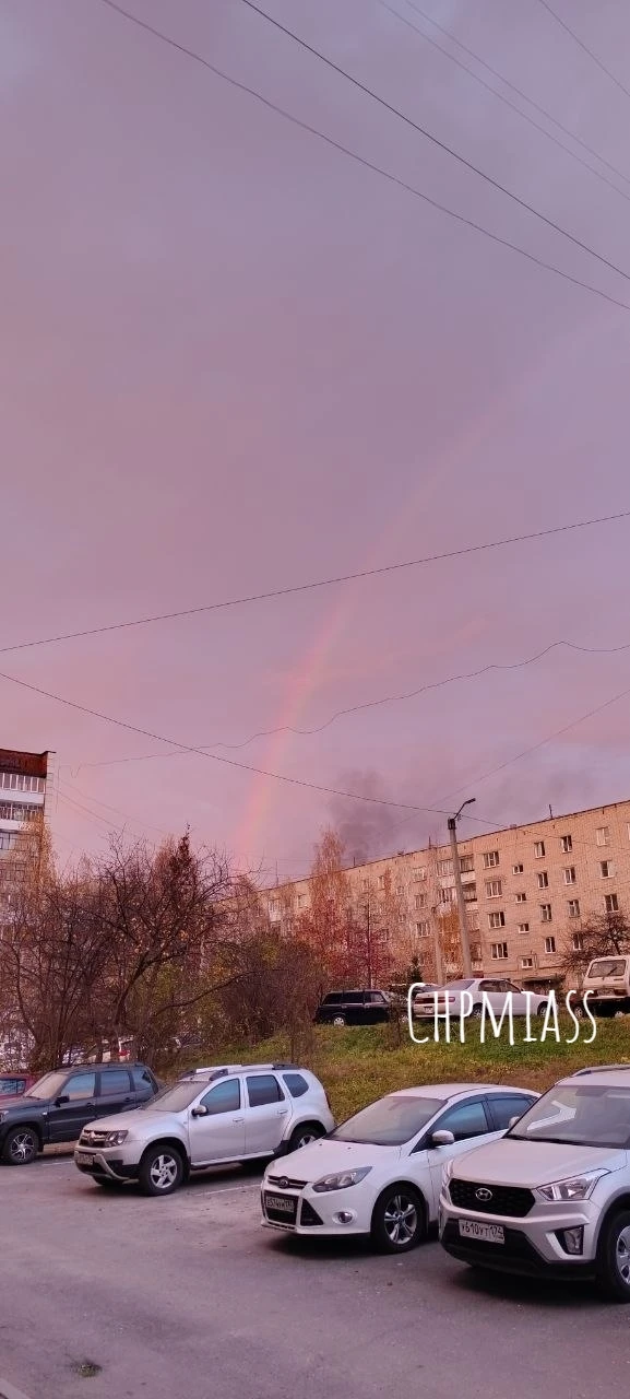 Сегодняшний закат, собравший почти все краски, и радуга на горизонте — кажется, природа...
