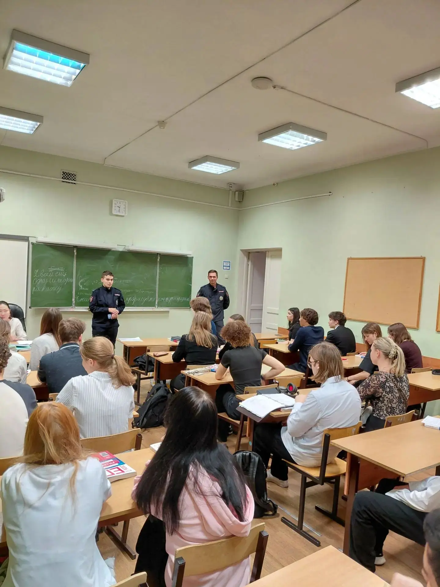 Сегодня в 10 и 11 классах прошло профориентационное мероприятие. У нас в гостях были со...