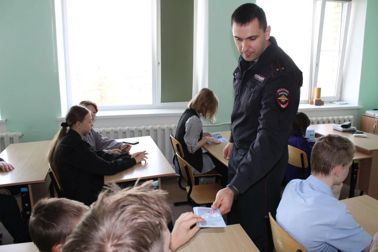Новый набор в сетевой полицейский класс, который работает в городской школе № 2, прошёл...