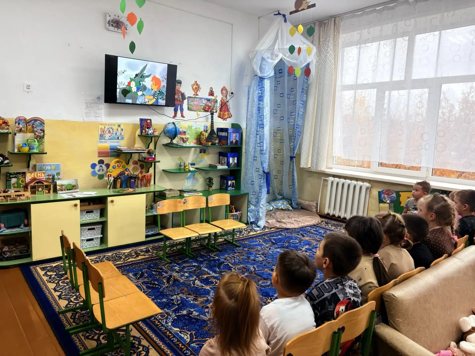 В детском саду с детьми был проведён мульттренинг: ребята посмотрели мультфильм «Просто...
