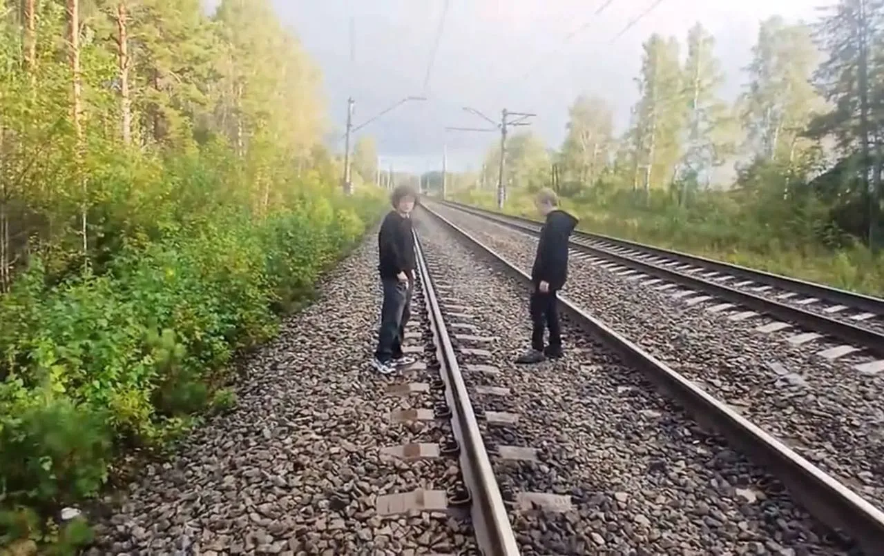 Школьники клали камни на рельсы ради видео в Нижнем Тагиле.