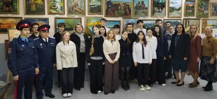В Гуково открылась выставка художницы Елены Макаровой