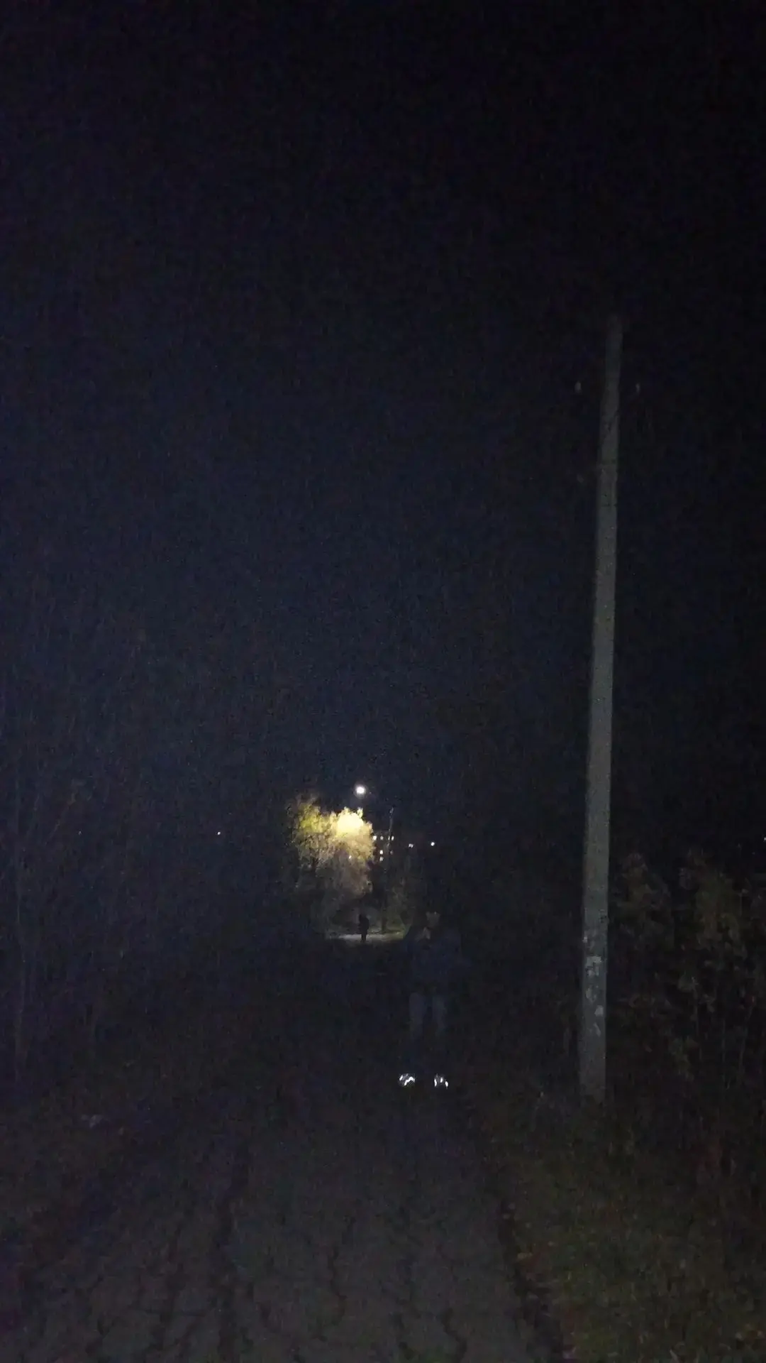 Освещение на ул.Парижская коммуна, район пешеходного моста. В 19 часов уже идёшь на ощупь