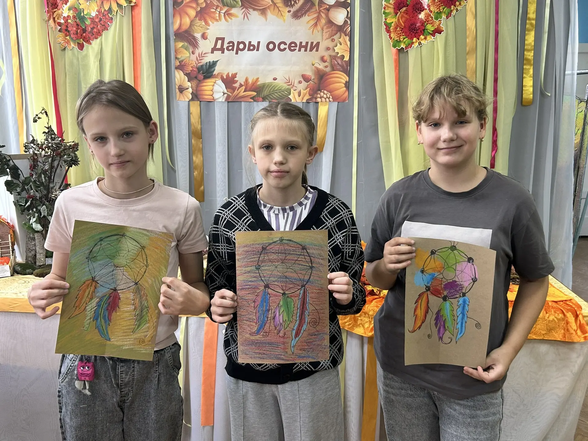 В ДК «Юбилейный», в изостудии «Палитра», под руководством Елены Дмитриевны Моисеевой пр...